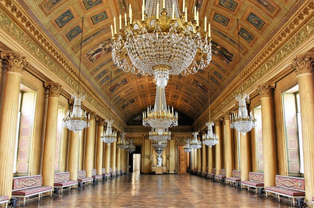 Château de Compiègne. À seulement quelques kilomètres de notre gîte avec spa et sauna privatifs, cette visite incontournable enrichit votre séjour de découvertes historiques et culturelles